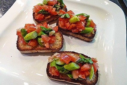 Bruschetta mit grünem Spargel und Tomaten 1