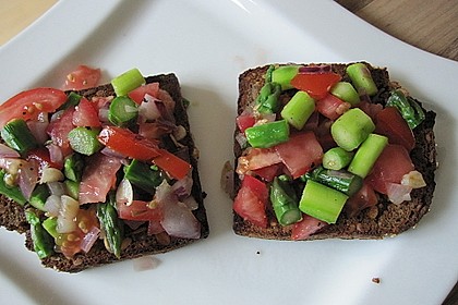 Bruschetta mit grünem Spargel und Tomaten 19