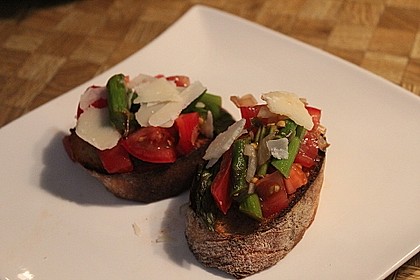 Bruschetta mit grünem Spargel und Tomaten 11