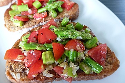 Bruschetta mit grünem Spargel und Tomaten 10