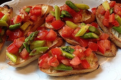 Bruschetta mit grünem Spargel und Tomaten 4
