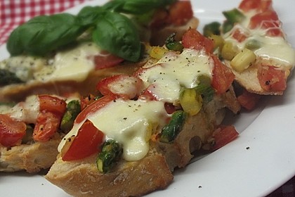 Bruschetta mit grünem Spargel und Tomaten 5