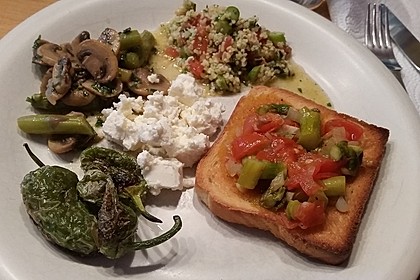 Bruschetta mit grünem Spargel und Tomaten 14