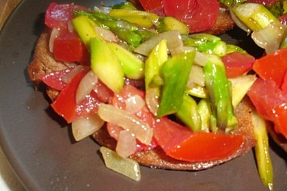 Bruschetta mit grünem Spargel und Tomaten 13