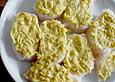 Blaulengmedaillons unter der Kartoffelkruste in einem Nest aus Zucchinistreifen