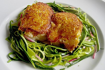 Blaulengmedaillons unter der Kartoffelkruste in einem Nest aus Zucchinistreifen 1