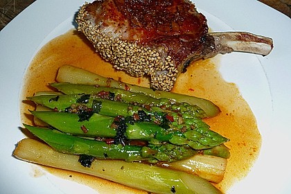 Ib&eacute;rico - Schweinskarree in Sesamh&uuml;lle mit gr&uuml;nem Spargel
