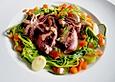 Kalmare mit Zucchininudeln, Paprikaw&uuml;rfeln und Lauchzwiebeln