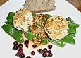 Ziegenfrischk&auml;se, umh&uuml;llt von Honig - Haselnuss - Kruste