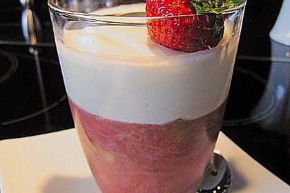 Rhabarber - Erdbeermus mit Tonkacreme und Nussr&ouml;llchen