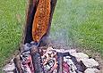 W&uuml;rziger Flammlachs vom Feuer