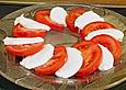 Gratinierte Tomaten mit Mozzarella und Petersilienbr&ouml;seln