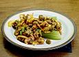 Staudensellerie mit Zwiebel - Oliven - Sauce