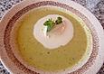 Suppe von gr&uuml;nen Erbsen  mit Wasabi - Sahne