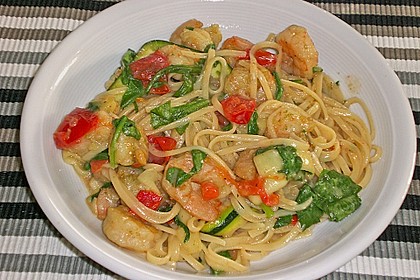 Sommerliche Pasta mit Garnelen, Tomaten und Rucola 1