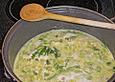 Suppe aus Kopfsalat und Knoblauch