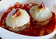 Gef&uuml;llte Zwiebeln mit 'M&uuml;tzchen' in Tomatensauce