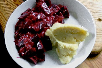 Rote Bete mit Gem&uuml;sezwiebeln