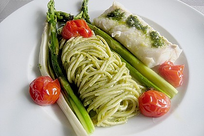 Konfierter Kingklip mit B&auml;rlauchpesto an Spaghetti, Tomaten und gebratenem Spargel