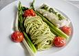Konfierter Kingklip mit B&auml;rlauchpesto an Spaghetti, Tomaten und gebratenem Spargel