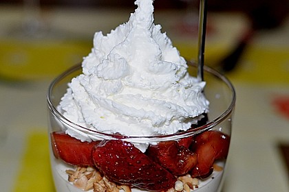 Vanille - Limettenmousse mit Erdbeeren und Schlagsahne