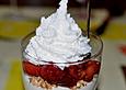 Vanille - Limettenmousse mit Erdbeeren und Schlagsahne