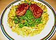Strau&szlig;ensteaks auf einem Nest aus Kartoffel- und Zuckerschotenstroh