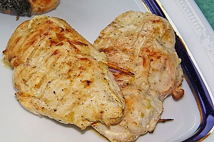 Gegrillte H&auml;hnchenbrust mit Basilikum und Mozzarella