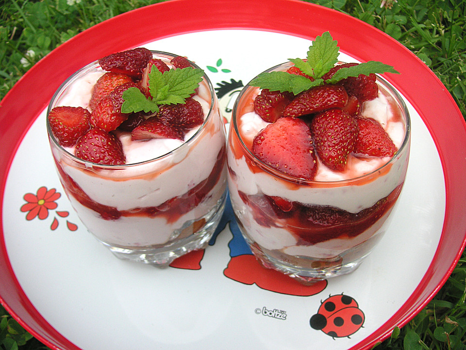 Erdbeeren mit Amarettini und Mascarpone - Quark - Creme (Rezept mit ...