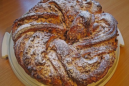 Hefekranz mit Apfel - Nuss - Füllung 9