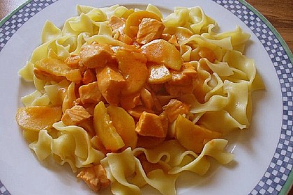 Bandnudeln mit Lachs - Zucchini - Tomatensauce