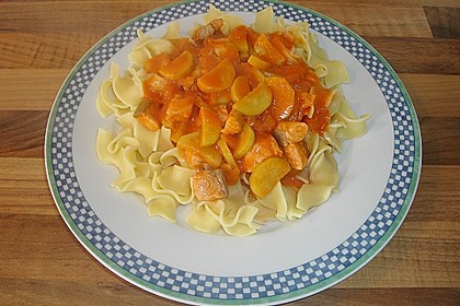 Bandnudeln mit Lachs - Zucchini - Tomatensauce 1