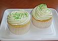 Zitronen - Cupcakes mit Waldmeister - Frischk&auml;se - Creme