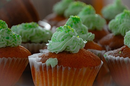 Zitronen - Cupcakes mit Waldmeister - Frischkäse - Creme 15