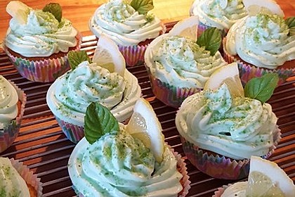 Zitronen - Cupcakes mit Waldmeister - Frischkäse - Creme 9