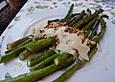 Gebratener gr&uuml;ner Spargel mit Knoblauch, Sardellen, Pinienkernen und Parmesan