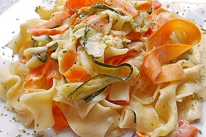 Nudeln mit Gemüse und Frischkäse