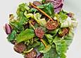 Salat mit Wursteinlage