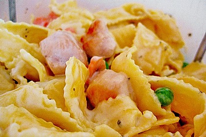 Nudelsalat mit H&auml;hnchen und Joghurtso&szlig;e