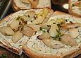 Bruschetta mit Orangenfrischk&auml;se und wei&szlig;em Spargel