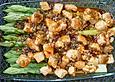 Gr&uuml;ner Spargel mit s&uuml;&szlig;er Chilisauce und Lachsw&uuml;rfeln