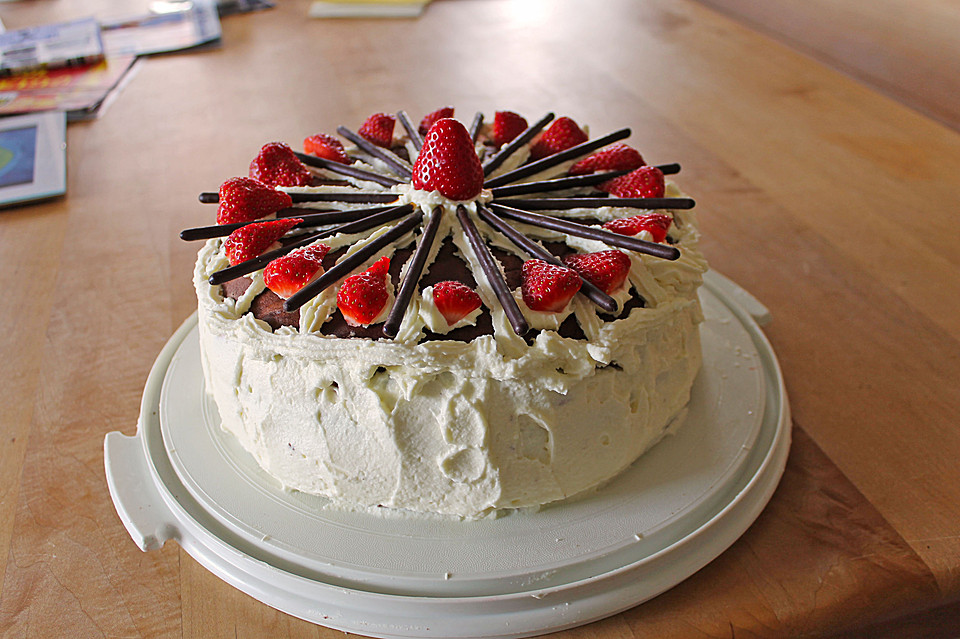 Mikado Erdbeer - Torte mit weißer Schokolade (Rezept mit Bild ...