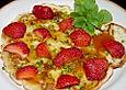 Roros fruchtige 'Spezial - Eierkuchen' mit Pistazien und Erdbeeren