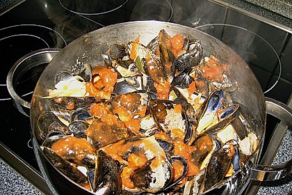 Miesmuscheln in Tomate mit geröstetem Knoblauchciabatta 16