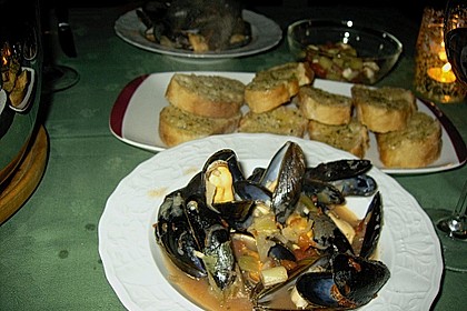 Miesmuscheln in Tomate mit geröstetem Knoblauchciabatta 17