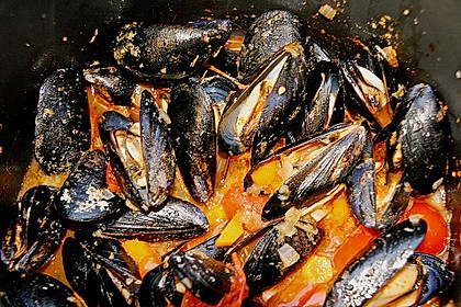 Miesmuscheln in Tomate mit geröstetem Knoblauchciabatta 12