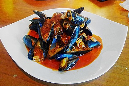 Miesmuscheln in Tomate mit geröstetem Knoblauchciabatta 7