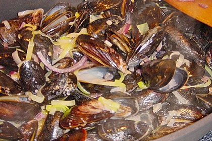 Miesmuscheln in Tomate mit geröstetem Knoblauchciabatta 21