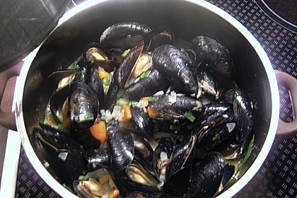 Miesmuscheln in Tomate mit geröstetem Knoblauchciabatta 20