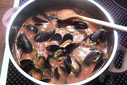 Miesmuscheln in Tomate mit geröstetem Knoblauchciabatta 14